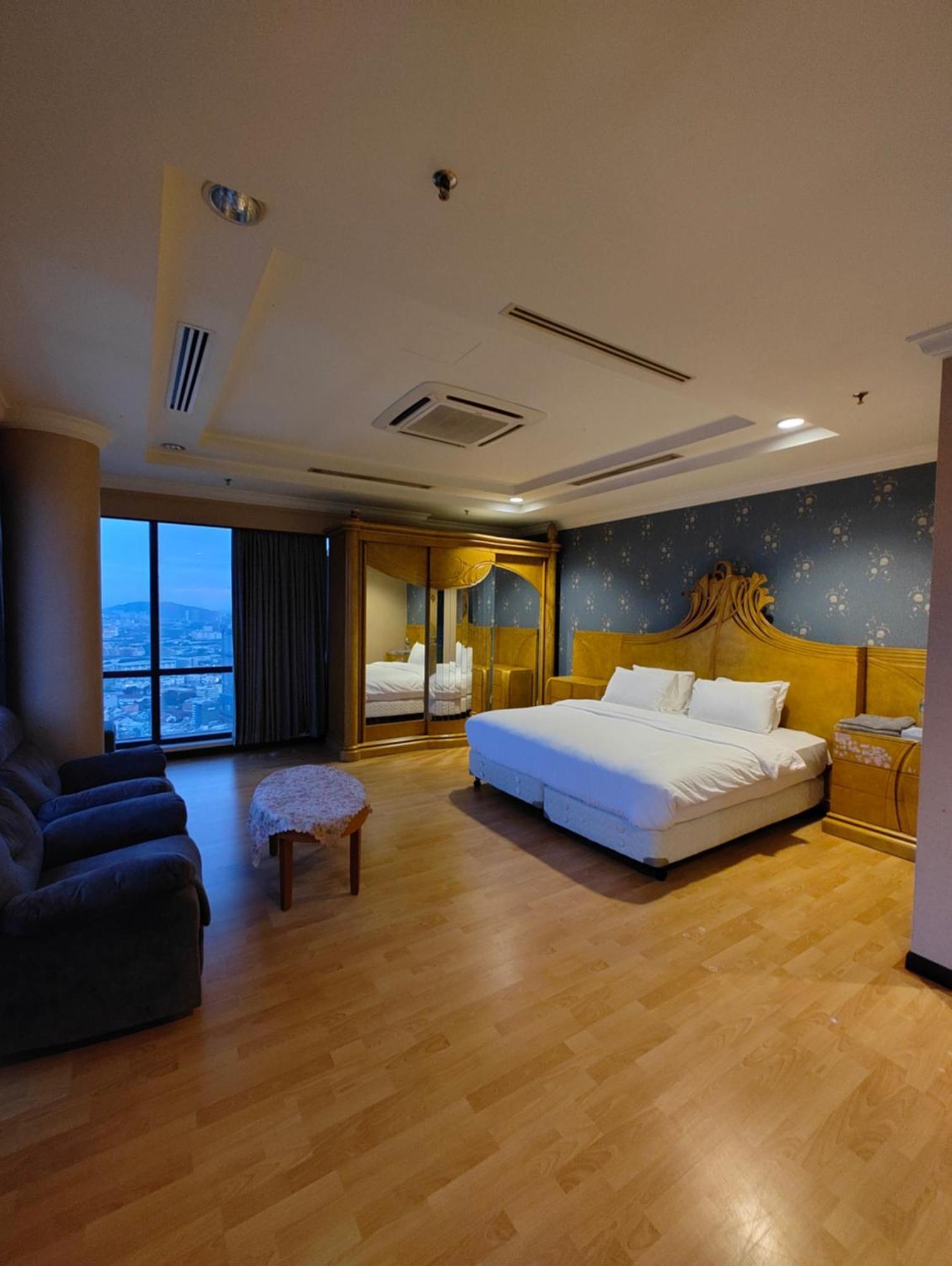 Times Square Services Star At East Lobby Pangsapuri *