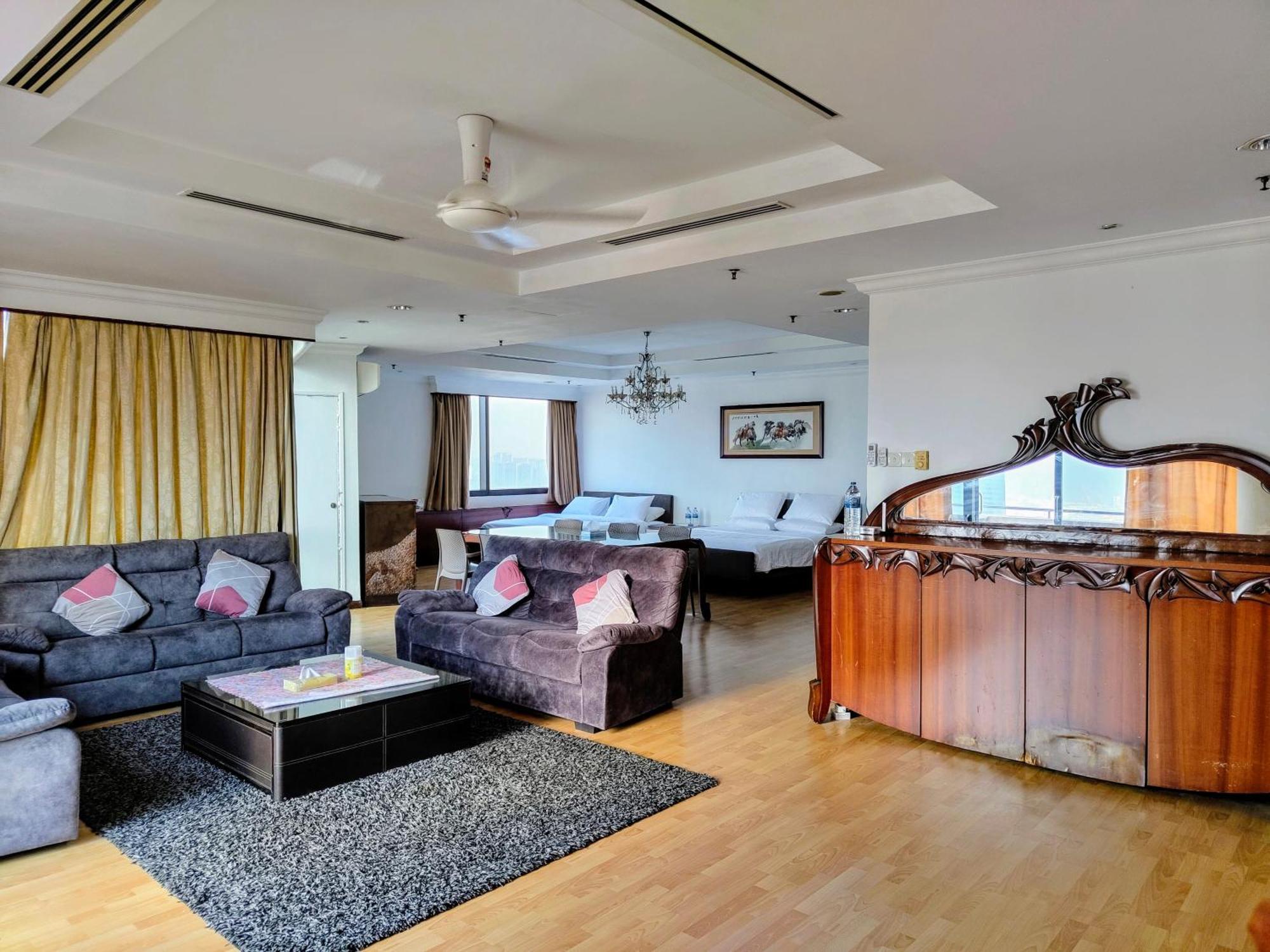 Times Square Services Star At East Lobby Apartment *