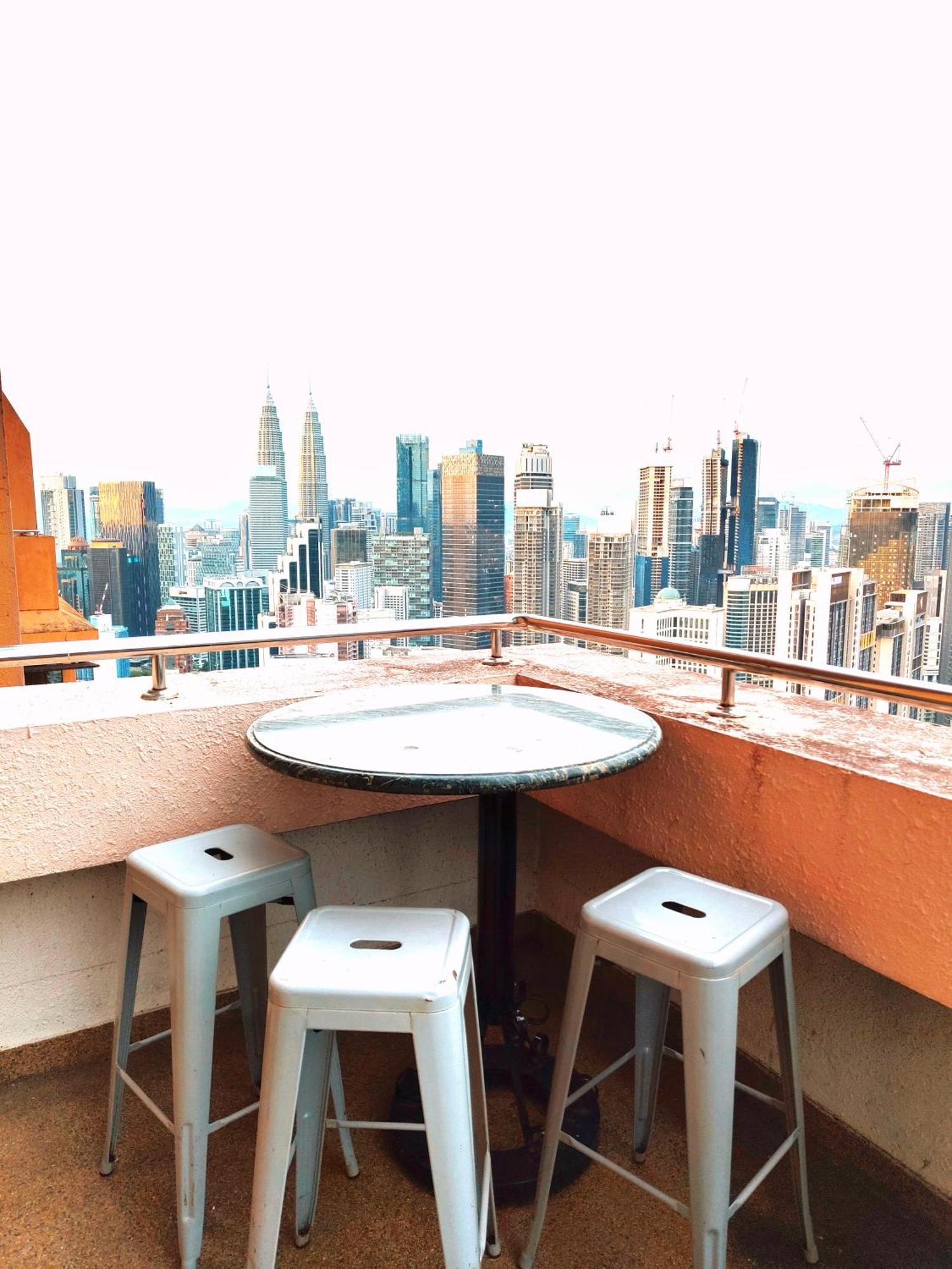 Times Square Services Star At East Lobby Apartment *