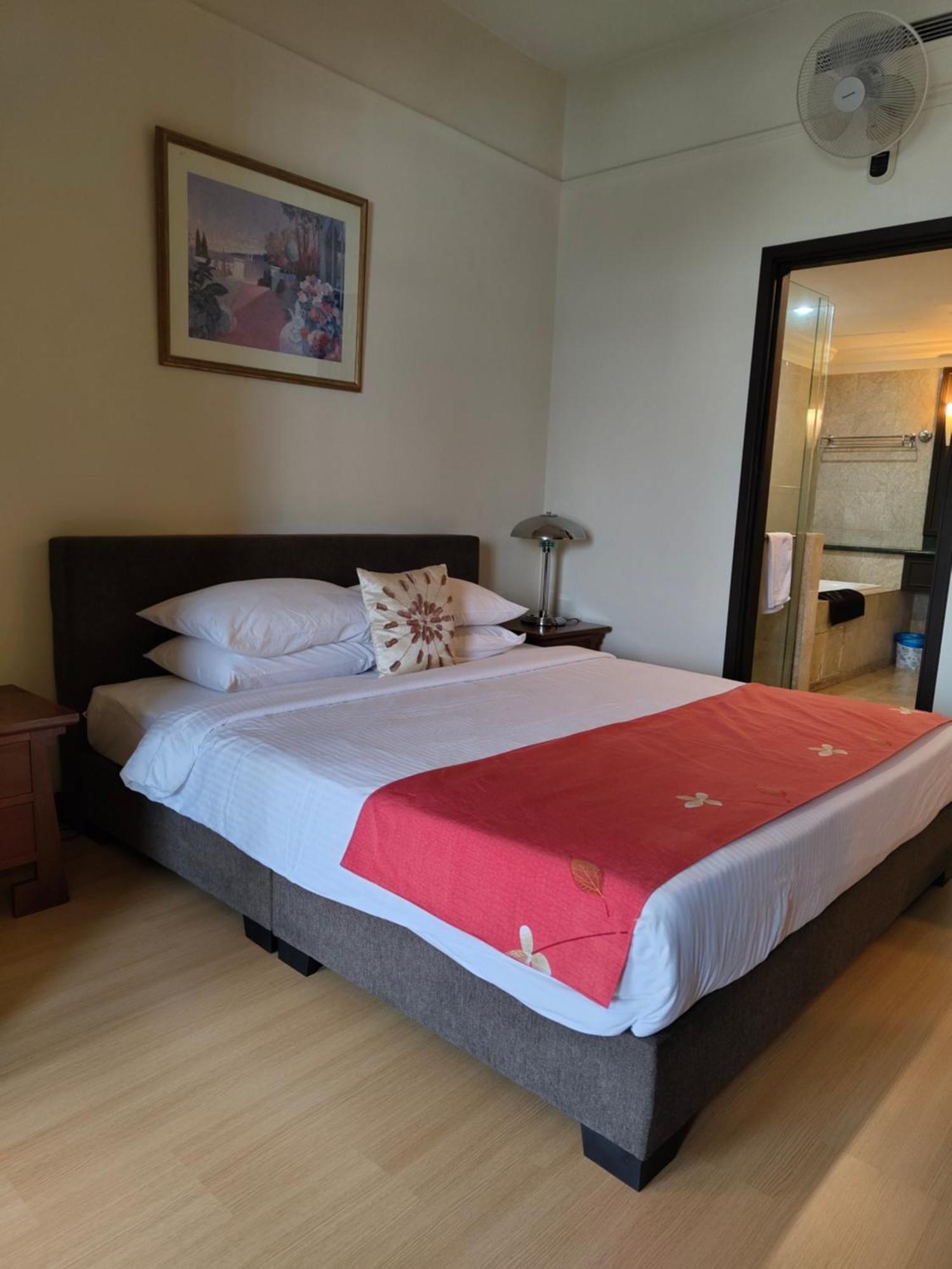Times Square Services Star At East Lobby Apartment *