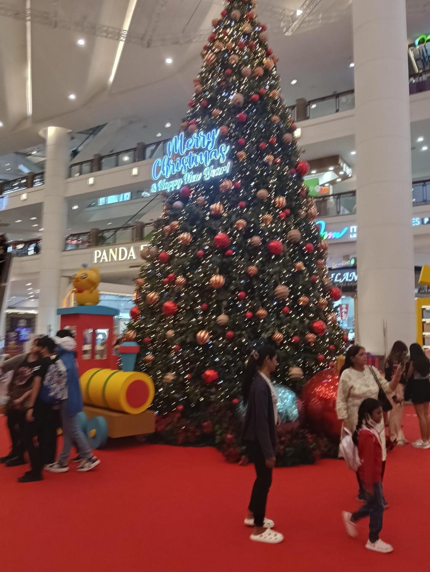Times Square Services Star At East Lobby
