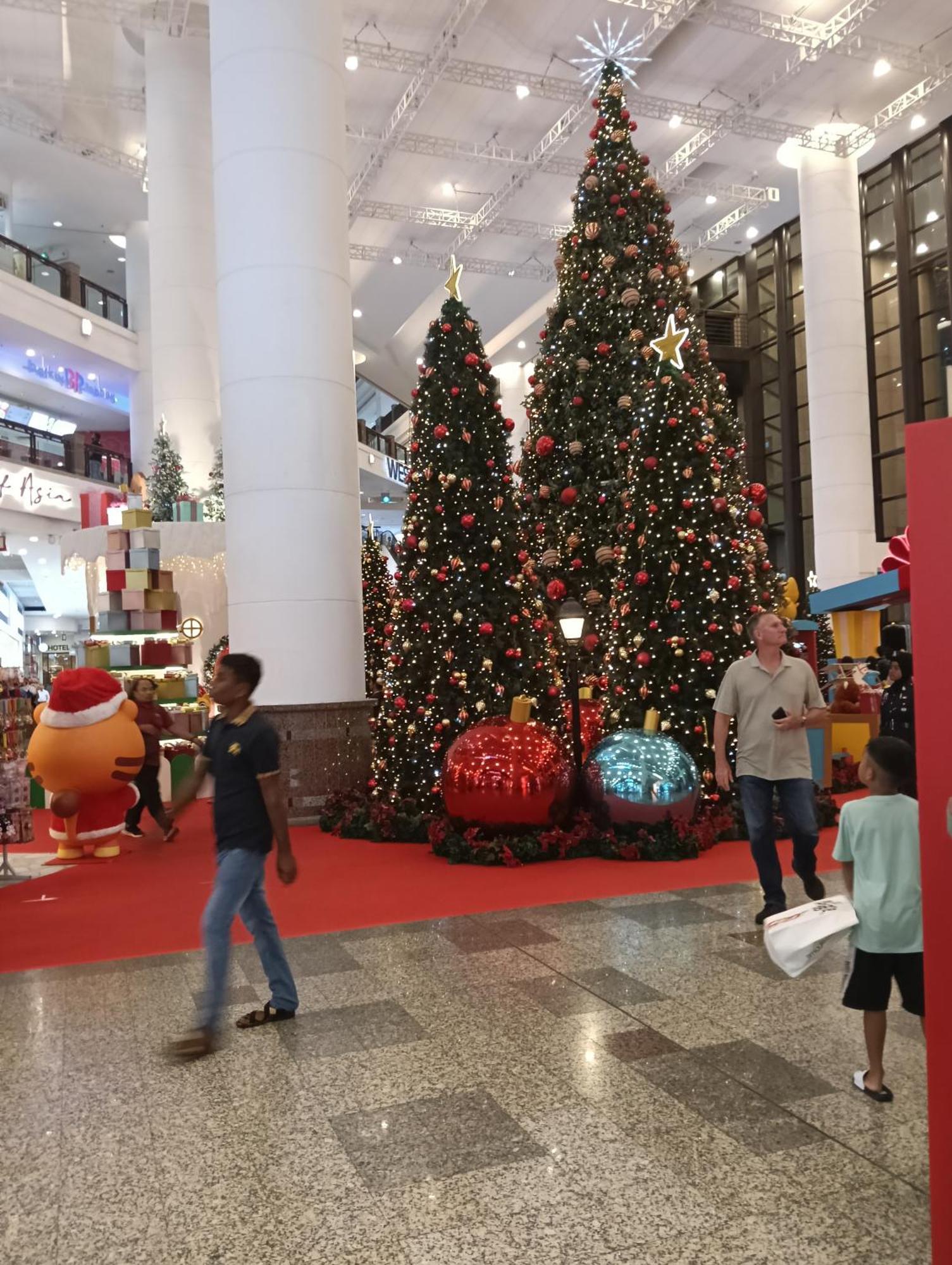 Times Square Services Star At East Lobby * Kuala Lumpur