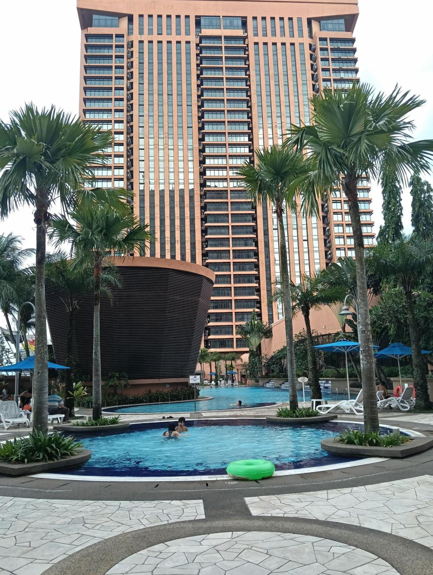 Times Square Services Star At East Lobby Pangsapuri